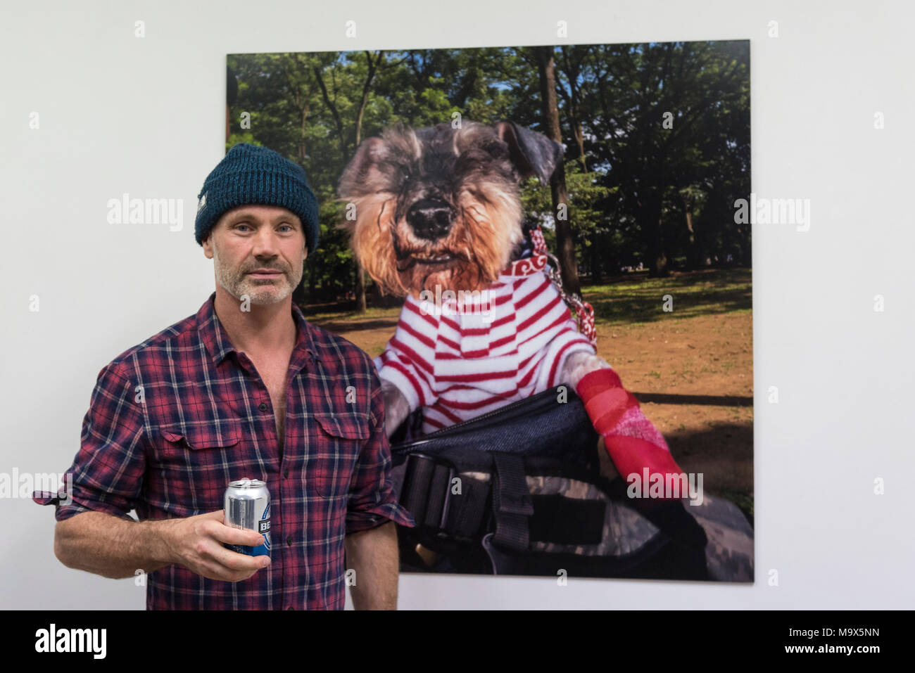 Londra, Regno Unito. Il 28 marzo 2018. Glaswegian street fotografo Dougie Wallace sta in piedi di fronte ad una sua immagini dal suo nuovo libro "bene" con tacco, un libro sui cani. Anteprima di "serie", una mostra da Dougie Wallace a Bermondsey progetto spazio dal 27 marzo al 14 aprile. Le opere in mostra provengono da diverse discipline come il mega-ricca di Harrodsburg, Shoreditch, Blackpool nonché il suo ultimo progetto "bene" con tacco, una strada libro di fotografie con cani come l'oggetto. Credito: Stephen Chung / Alamy Live News Foto Stock