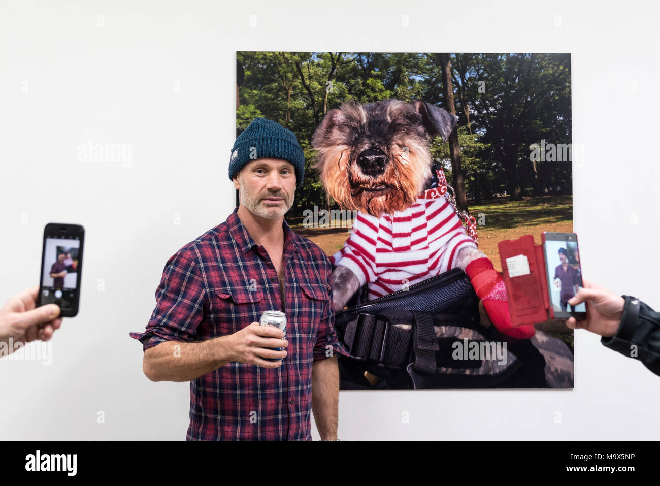 Londra, Regno Unito. Il 28 marzo 2018. Glaswegian street fotografo Dougie Wallace sta in piedi di fronte ad una sua immagini dal suo nuovo libro "bene" con tacco, un libro sui cani. Anteprima di "serie", una mostra da Dougie Wallace a Bermondsey progetto spazio dal 27 marzo al 14 aprile. Le opere in mostra provengono da diverse discipline come il mega-ricca di Harrodsburg, Shoreditch, Blackpool nonché il suo ultimo progetto "bene" con tacco, una strada libro di fotografie con cani come l'oggetto. Credito: Stephen Chung / Alamy Live News Foto Stock