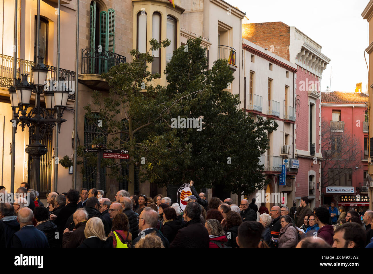 Gente per le strade di Terrassa, Catalogna, Spagna, che chiede l'indipendenza della Catalogna Foto Stock