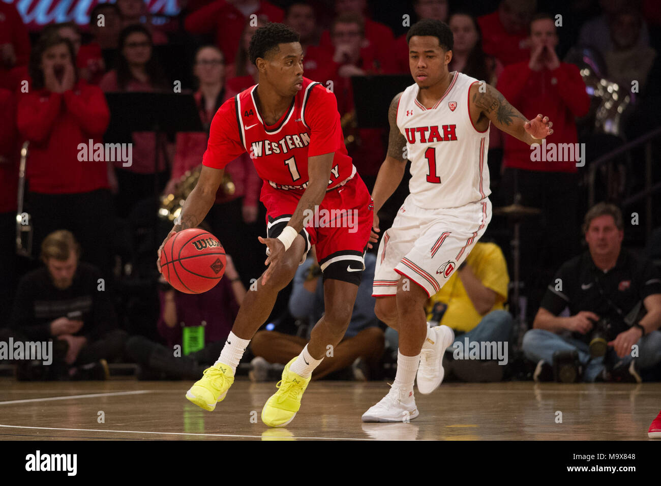 Marzo 27, 2018: Western Kentucky Hilltoppers guard Lamonte Bearden (1) gestisce la sfera contro Utah Utes guard Justin Bibbins (1) alla semi-finale del torneo NIT gioco tra la Western Kentucky Hilltoppers e lo Utah Utes al Madison Square Garden di New York, New York. Credito: Kostas Lymperopoulos/CSM Foto Stock