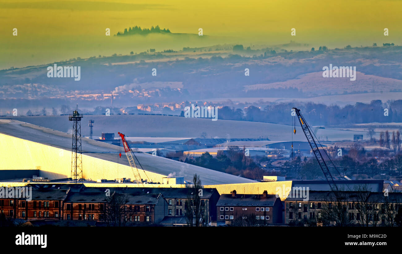 Glasgow, Scotland, Regno Unito 29 marzo 2018. Regno Unito Meteo: Congelamento di mattina con la nebbia e la nebbia provoca una spettacolare alba e nebbia pittoresco ricominciare la città.Whitelee wind farm e Eaglesham moor diventa un'isola nel mare di nebbia al di sopra del Clyde shipyards braehead e a sud della città di Gerard/traghetto Alamy news Credito: gerard ferry/Alamy Live News Foto Stock