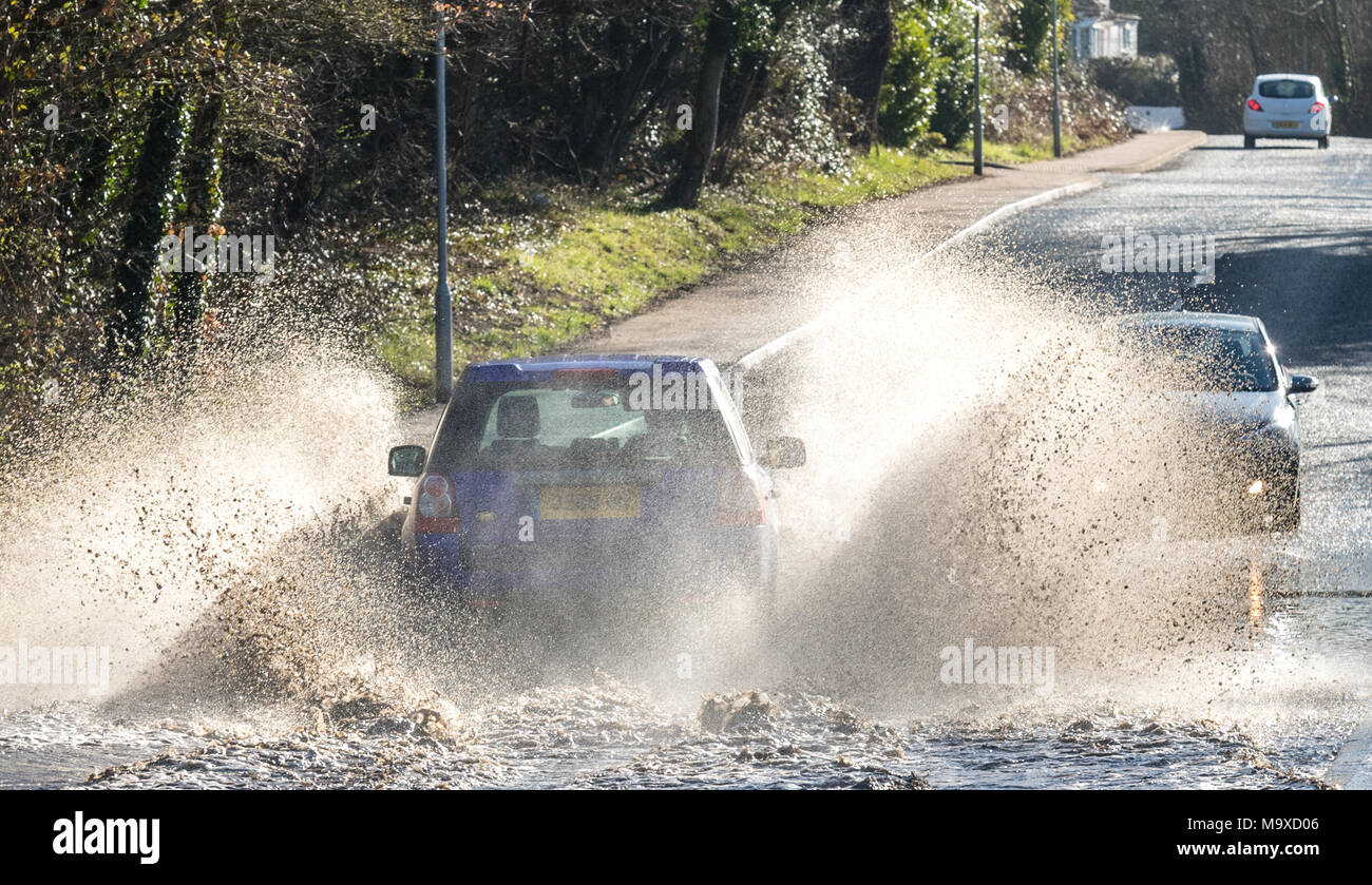 Essex. Il 29 marzo 2018. Regno Unito Meteo: Heavy Rain ha causato la strada localizzata di inondazioni in Brentwood Essex e automobilisti lotta a guidare attraverso le inondazioni o tornare indietro per evitare il diluvio. Credit Ian Davidson/Alamy live news Foto Stock
