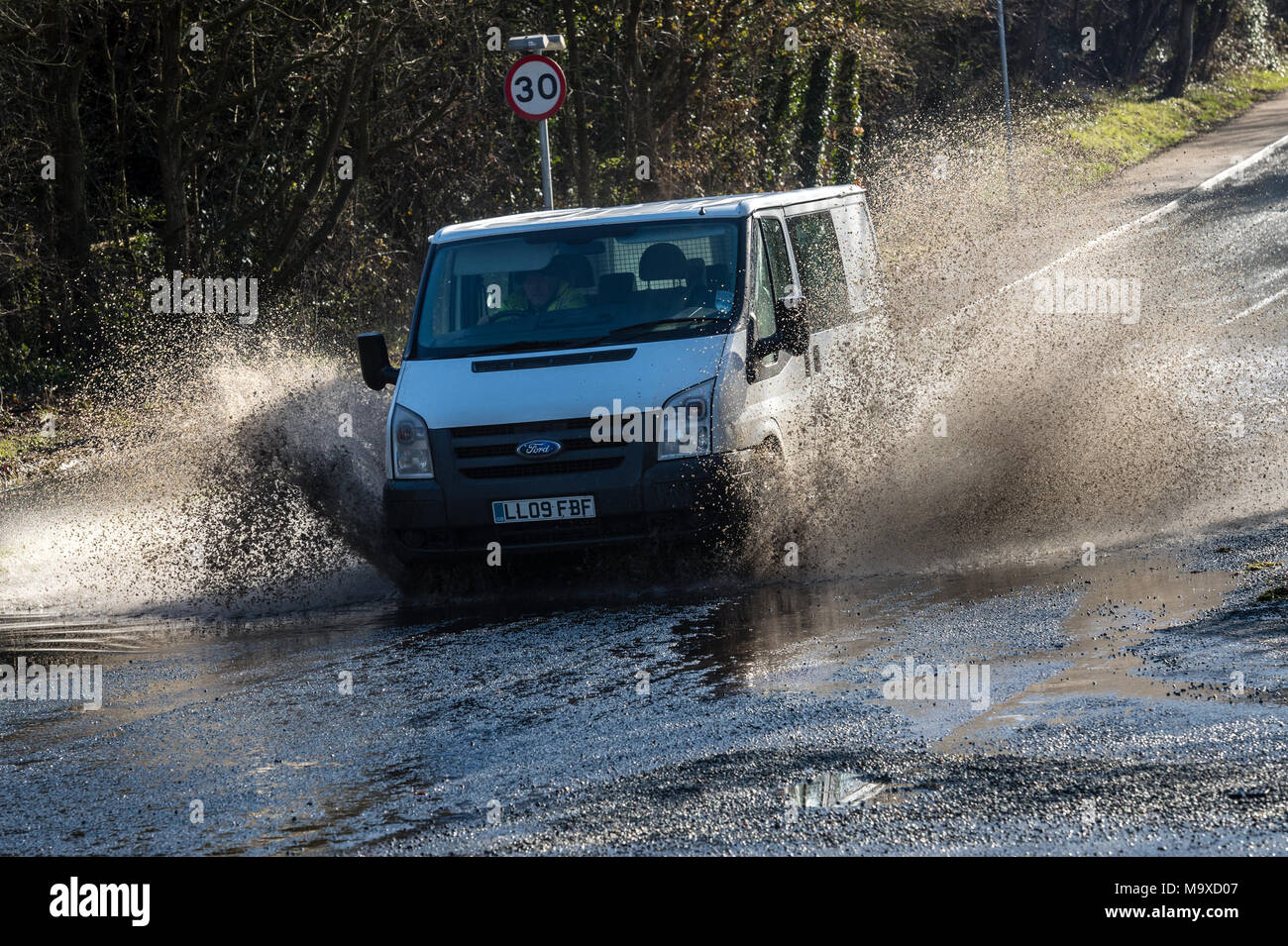 Essex. Il 29 marzo 2018. Regno Unito Meteo: Heavy Rain ha causato la strada localizzata di inondazioni in Brentwood Essex e automobilisti lotta a guidare attraverso le inondazioni o tornare indietro per evitare il diluvio. Credit Ian Davidson/Alamy live news Foto Stock