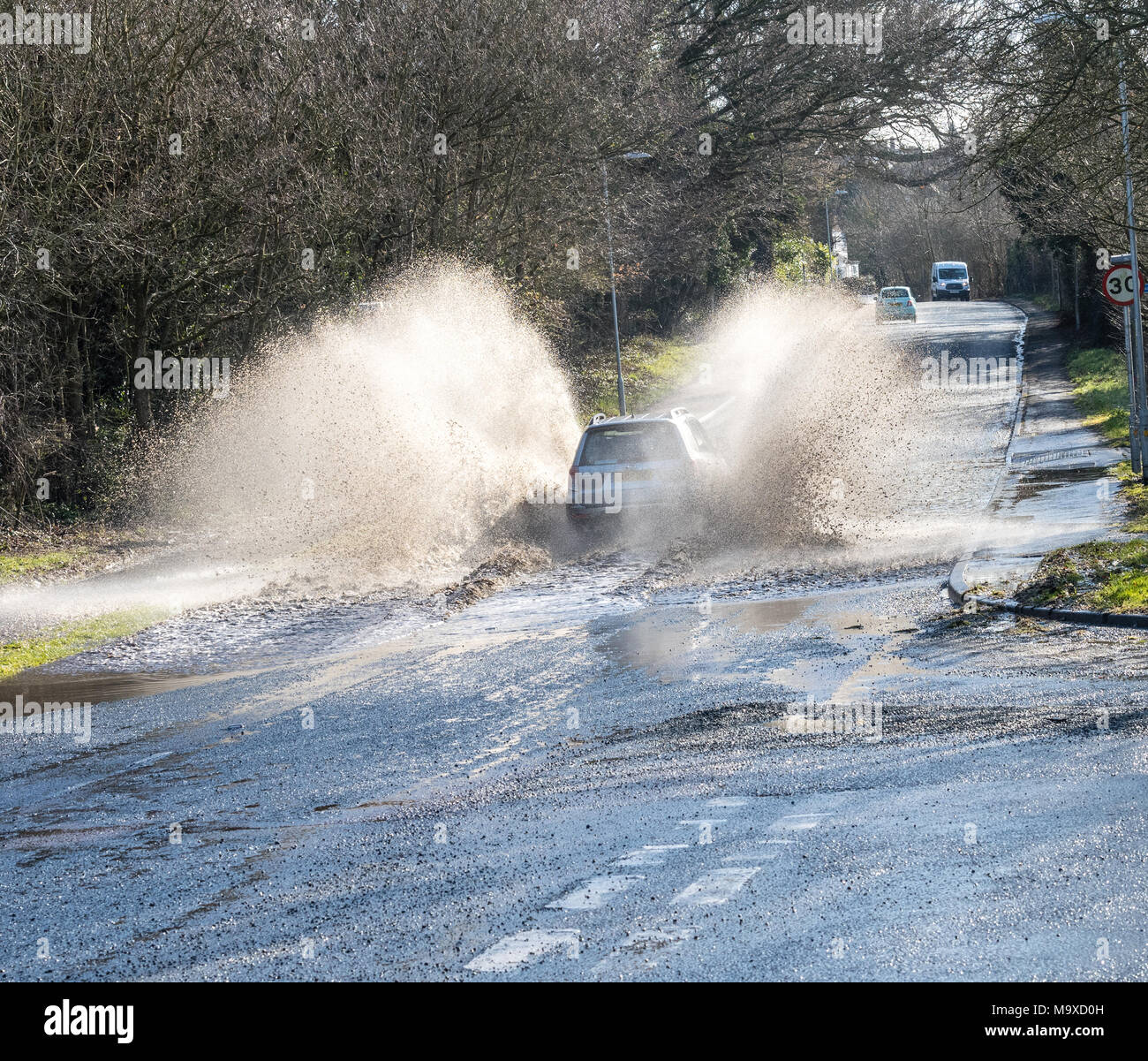 Essex. Il 29 marzo 2018. Regno Unito Meteo: Heavy Rain ha causato la strada localizzata di inondazioni in Brentwood Essex e automobilisti lotta a guidare attraverso le inondazioni o tornare indietro per evitare il diluvio. Credit Ian Davidson/Alamy live news Foto Stock