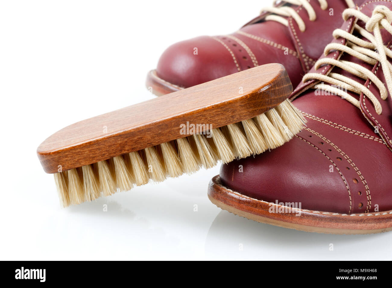 La spazzola di crine per scarpe in cuoio di lucidatura. Foto Stock