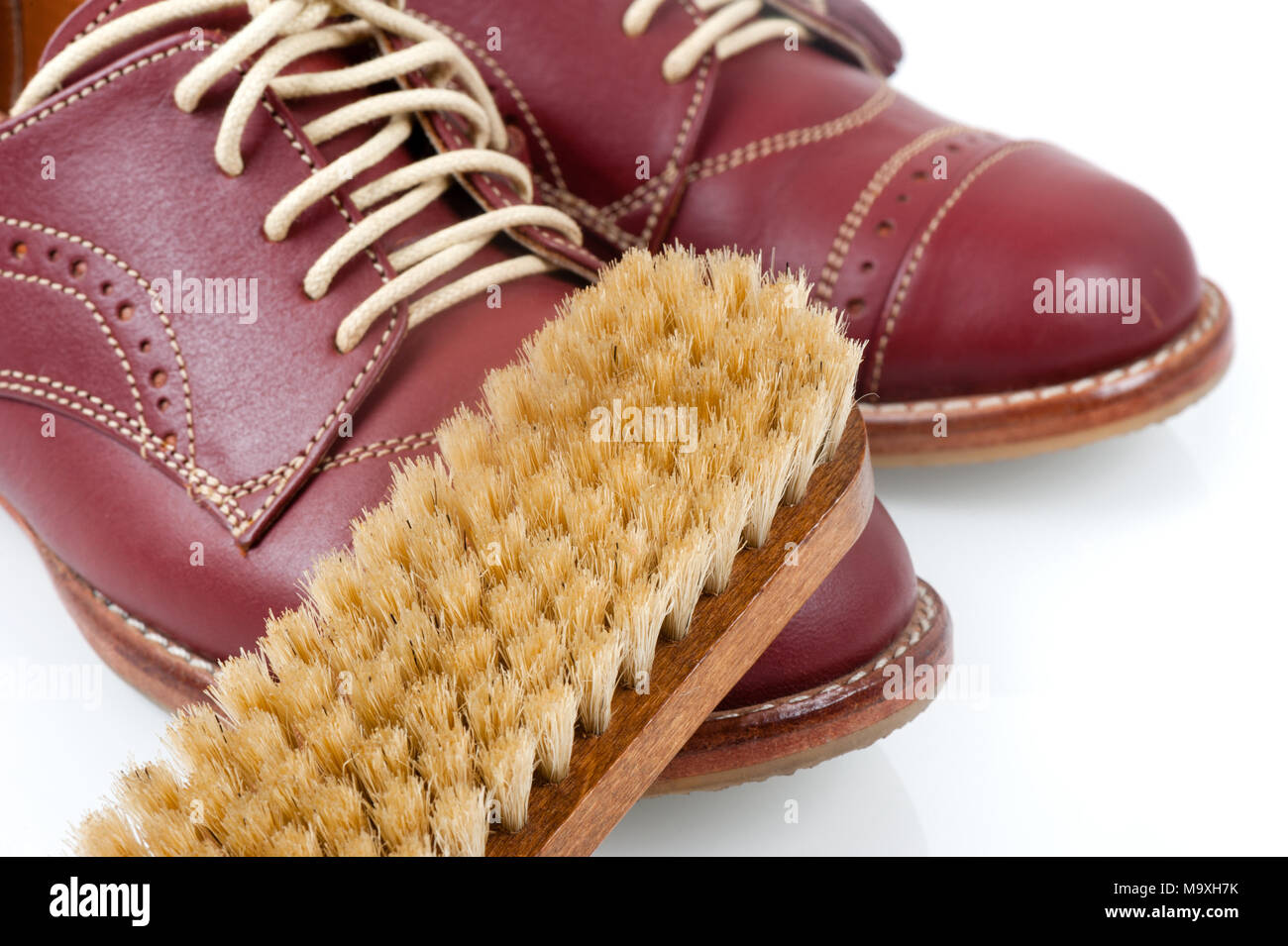 La spazzola di crine per scarpe in cuoio di lucidatura. Foto Stock