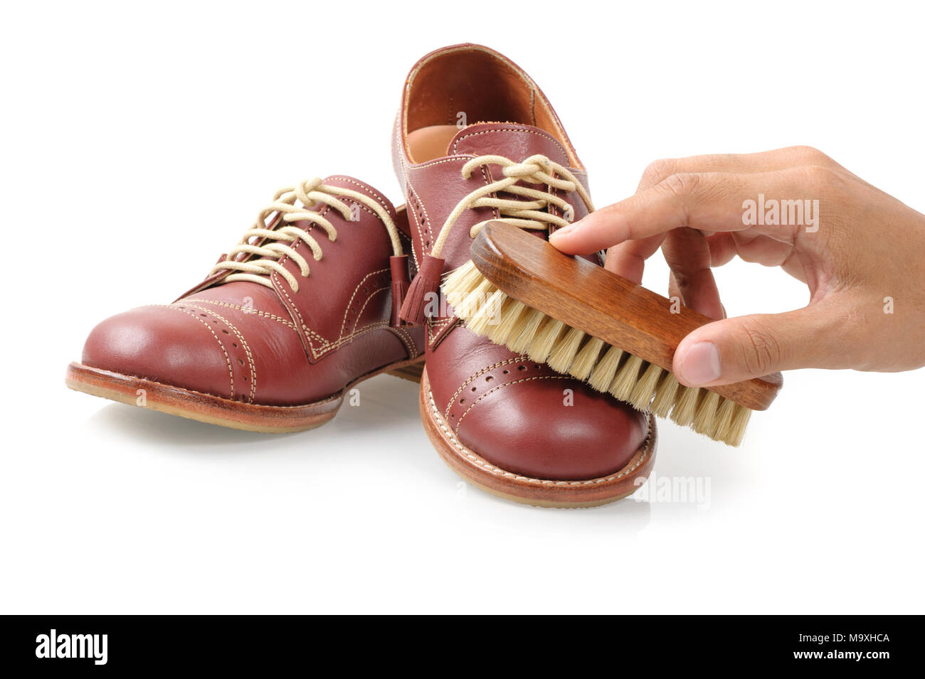 La spazzola di crine per scarpe in cuoio di lucidatura. Foto Stock