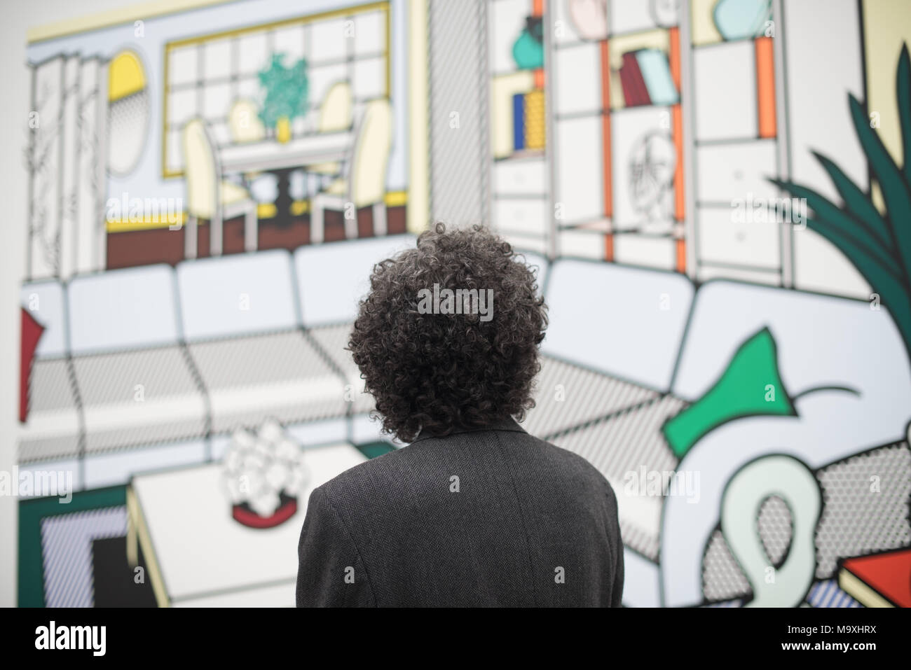 LOS ANGELES, CA - Marzo 15, 2018: un uomo in piedi di fronte a Roy Lichtenstein di interni con mascherina africana negli indirizzi di massima per le politiche Museum di Los Angeles. Foto Stock