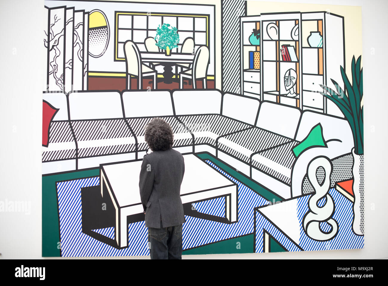 LOS ANGELES, CA - Marzo 15, 2018: un uomo in piedi di fronte a Roy Lichtenstein di interni con mascherina africana negli indirizzi di massima per le politiche Museum di Los Angeles. Foto Stock