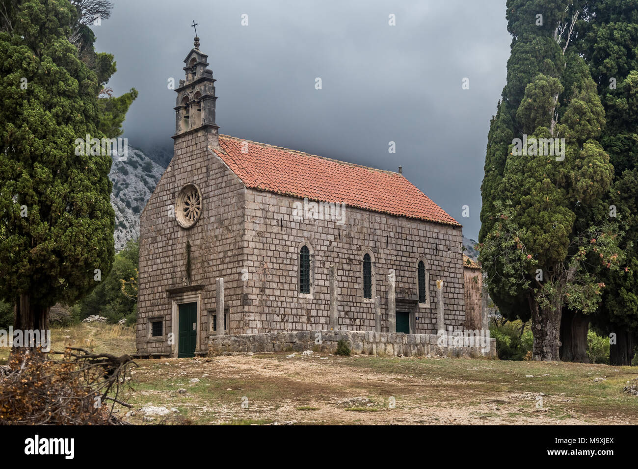 Romantiche case di pietra e le chiese, talora abbandonato resti nella splendida penisola di Peljesac, Croazia Foto Stock