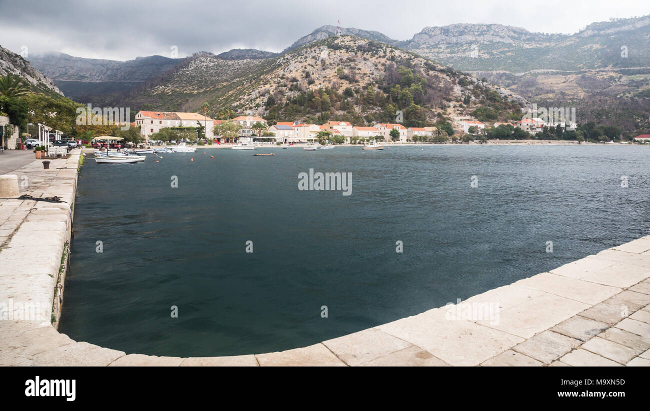 Baia del porto e alla pittoresca cittadina di Trstenik sulla penisola di Peljesac, Croazia Foto Stock