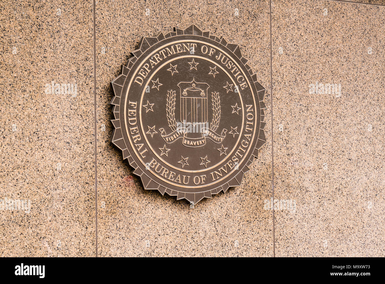WASHINGTON, DC - MARZO 14, 2018: Guarnizione della Federal Bureau of Investigation su J. Edgar Hoover L'edificio del FBI in Washington, DC Foto Stock