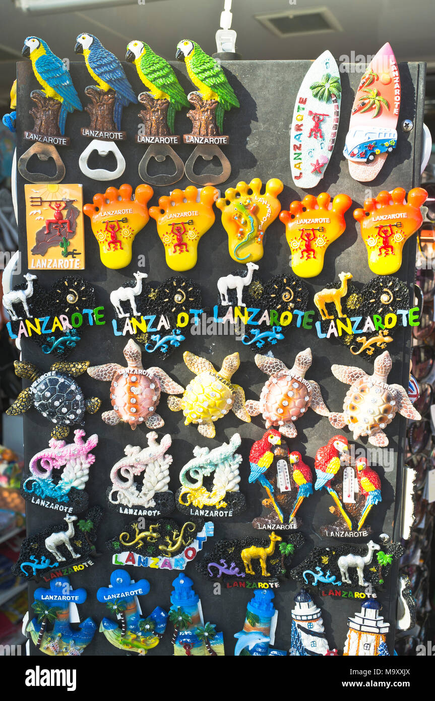 Dh PUERTO DEL CARMEN Lanzarote Lanzarote arte tessere turistiche souvenir negozio di souvenir del display Foto Stock