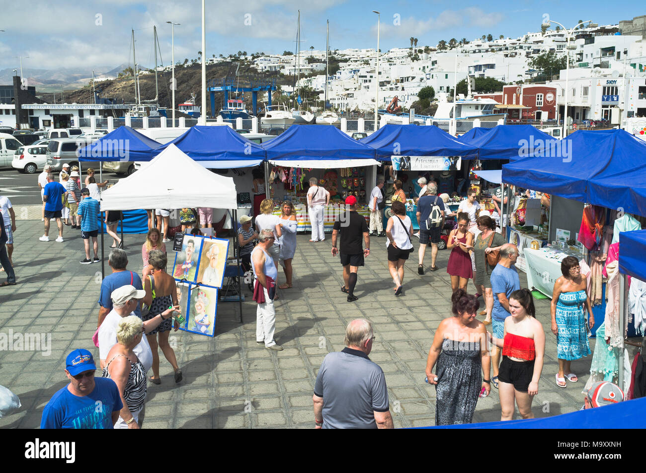 Dh Puerto del carmen mercato PUERTO DEL CARMEN LANZAROTE turisti alla città vecchia porto le bancarelle del mercato Foto Stock