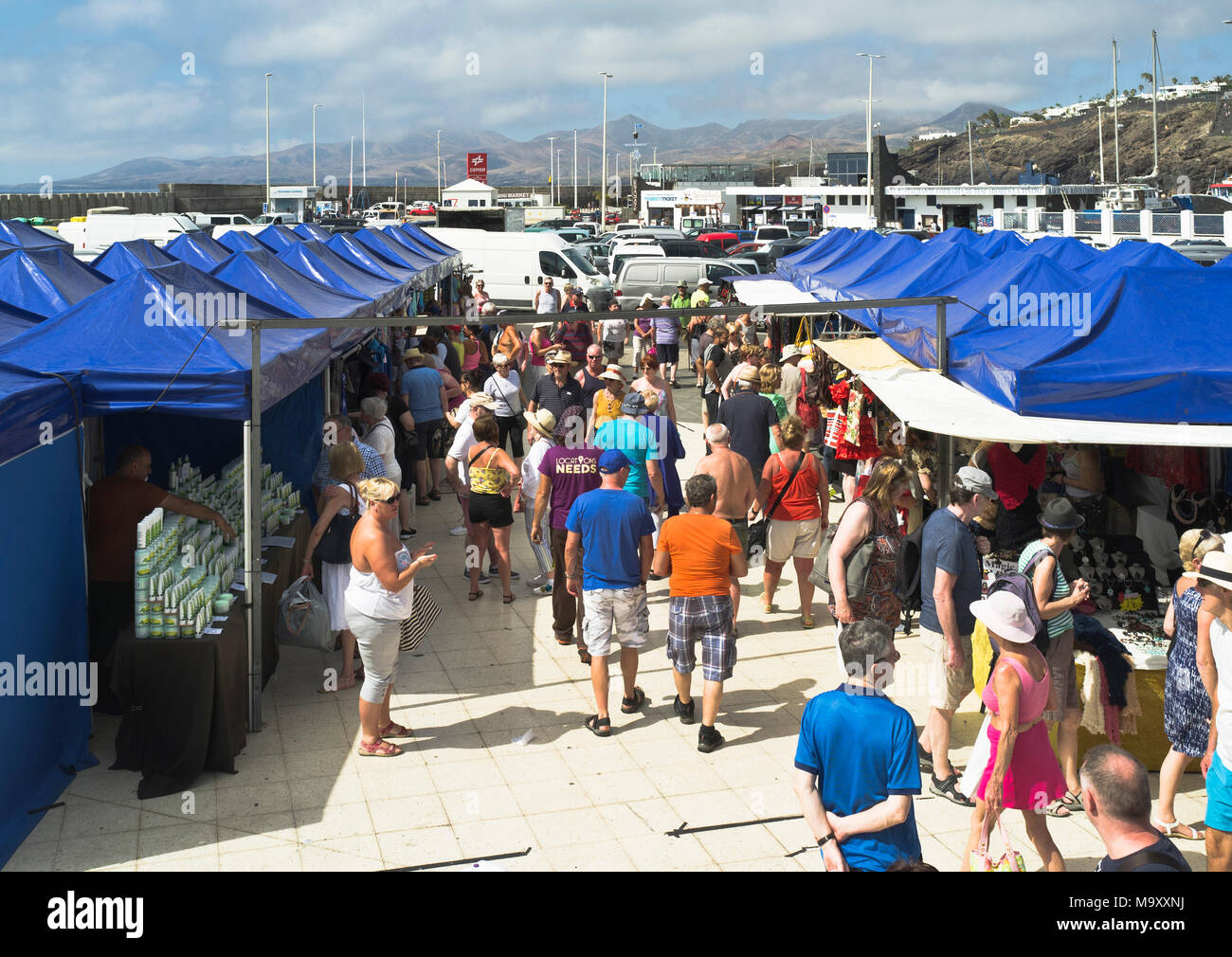 Dh Puerto del carmen mercato PUERTO DEL CARMEN LANZAROTE turisti alla città vecchia porto le bancarelle del mercato Foto Stock