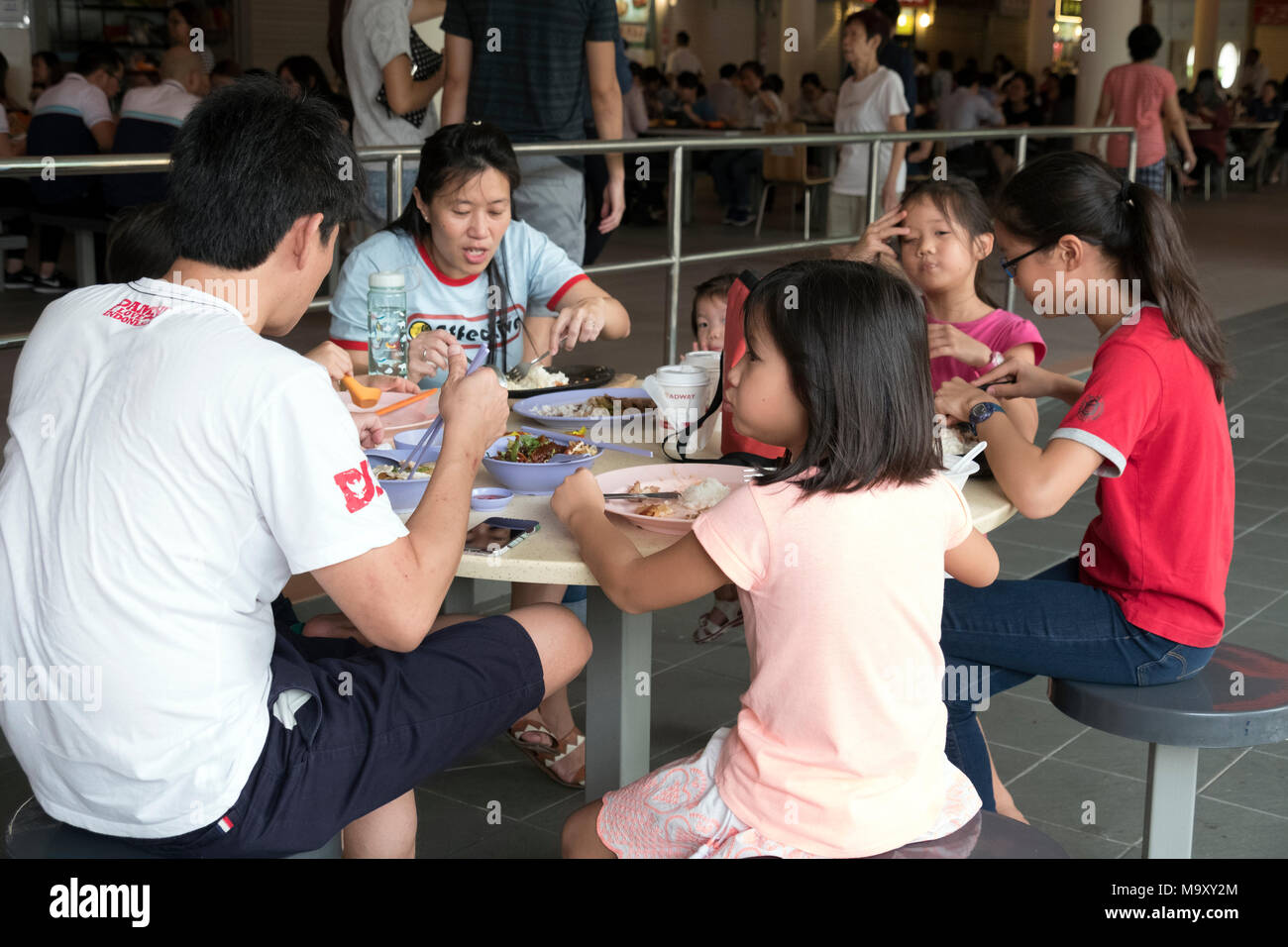 Famiglia asiatica di mangiare fast food Tiong Bahru Market Singapore Foto Stock