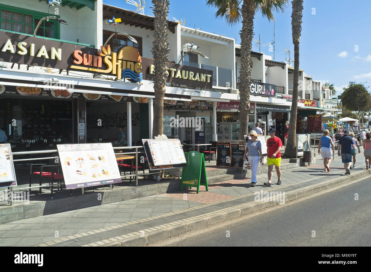 Dh PUERTO DEL CARMEN LANZAROTE Tourist walking street passati ristoranti Foto Stock