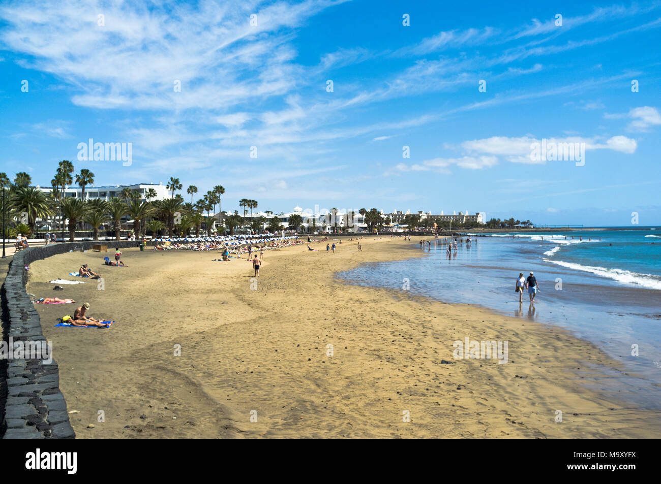 dh Beach MATAGORDA LANZAROTE persone prendere il sole camminando lungo spiagge sabbiose di mare Foto Stock