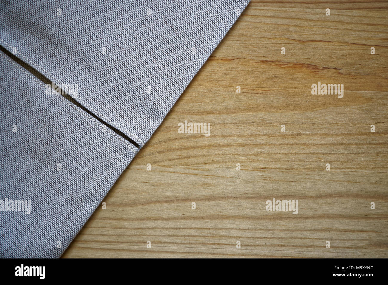 Tessuto di lino superficie su un tavolo di legno per mock-up o designer utilizzano, per la copertina del libro campione. Foto Stock