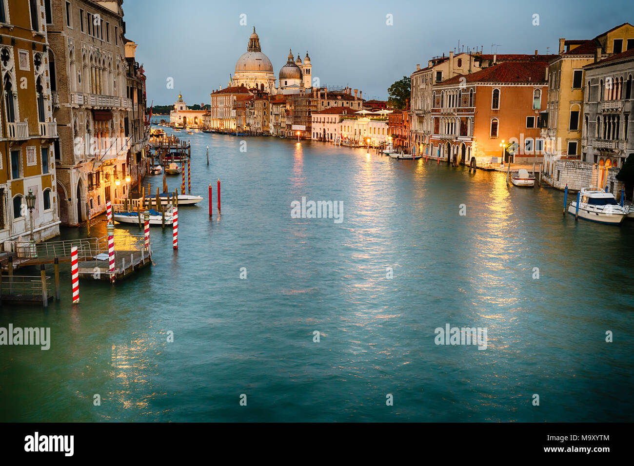 Crepuscolo lungo il Canal Grande a Venezia, Italia Foto Stock