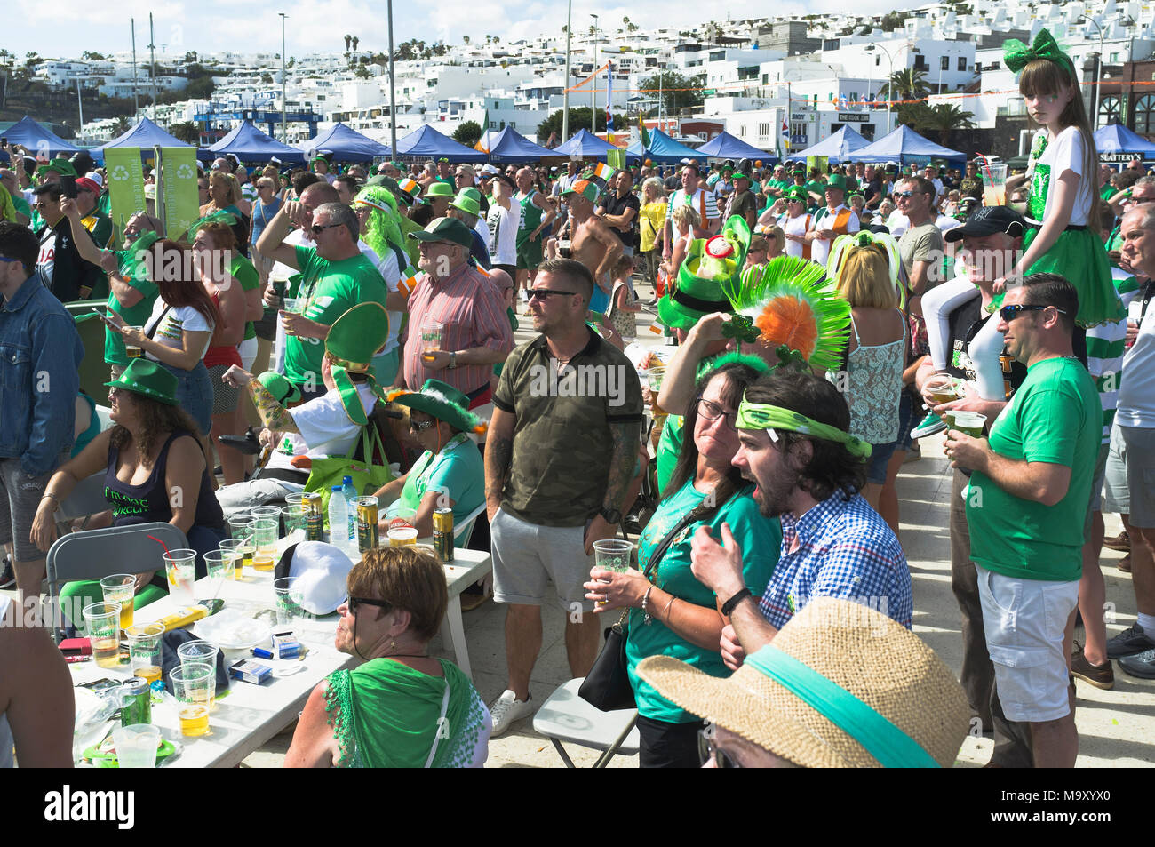 dh St Patricks Day PUERTO DEL CARMEN LANZAROTE Irish vacanzieri festeggiamenti all'estero festeggiamenti patrick celebration Foto Stock