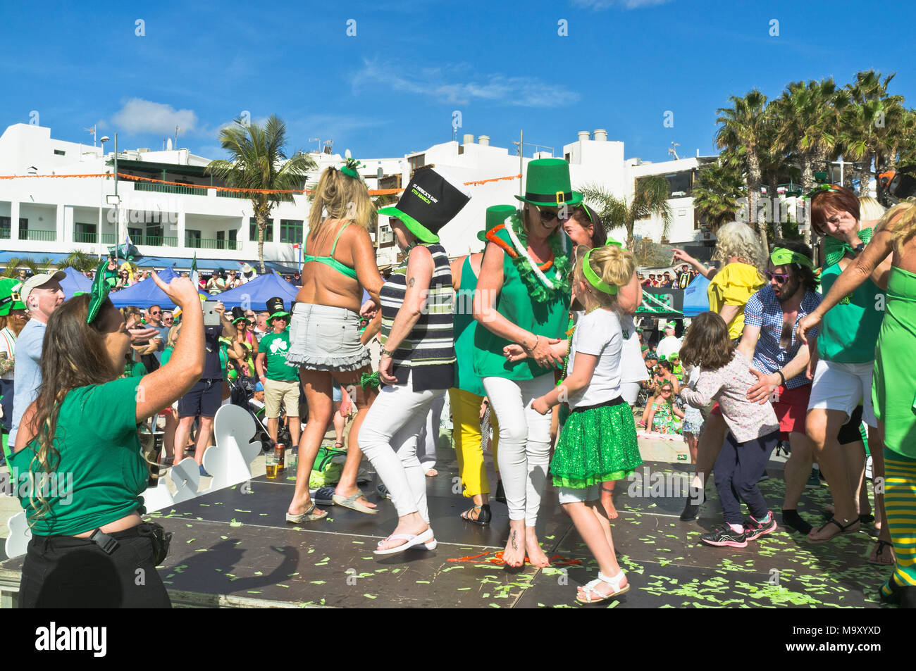 dh St Patricks Day PUERTO DEL CARMEN LANZAROTE festeggiamenti irlandesi turisti che festeggiano all'estero danzando patrick festeggiamenti gente turisti Foto Stock