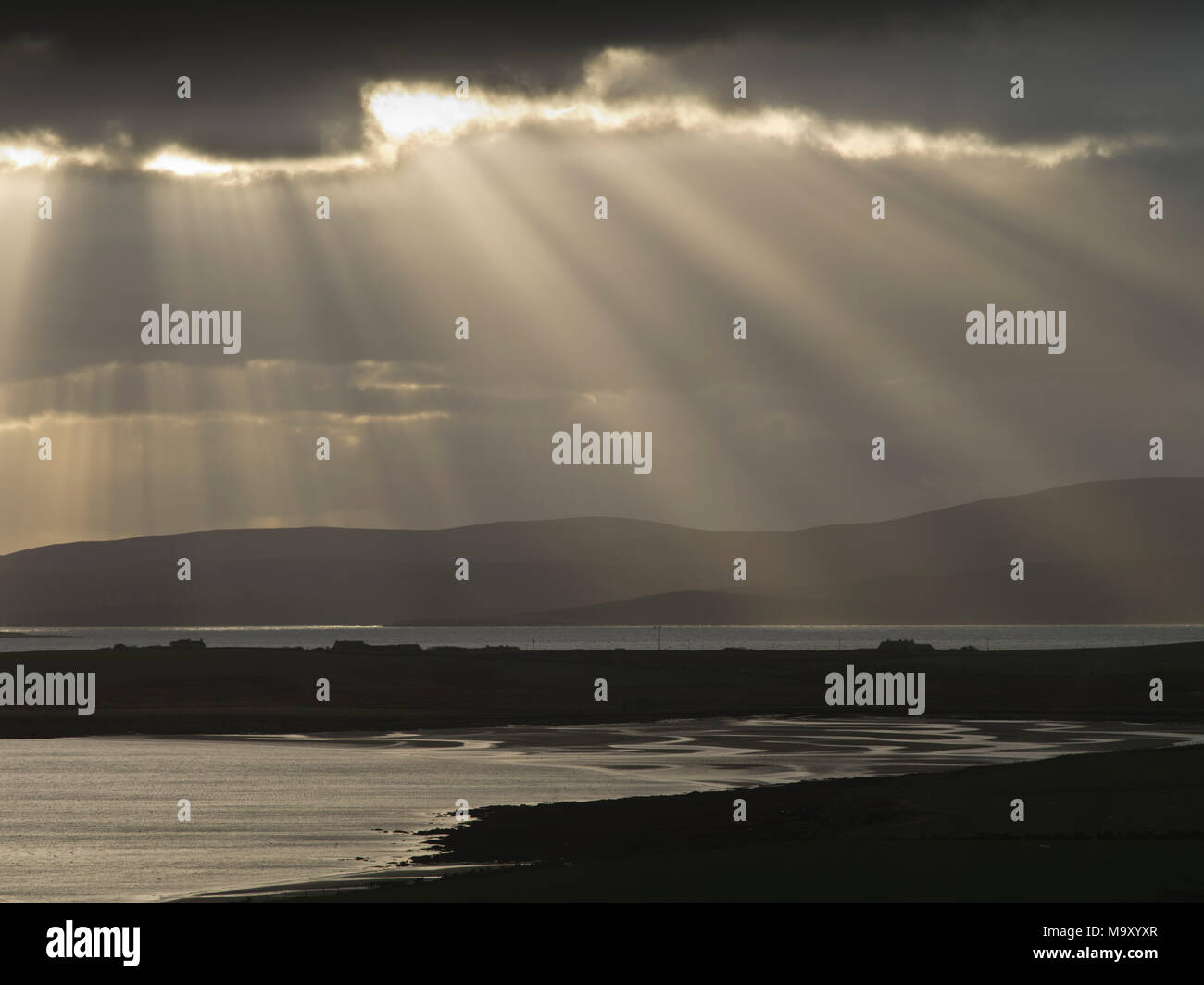 dh scotland storm SCAPA FLOW ORKNEY Sunbeam nuvole di tempesta nera raggi del cielo atomsferici nuvole isole scozzesi sfera nuvoloso cielo Foto Stock