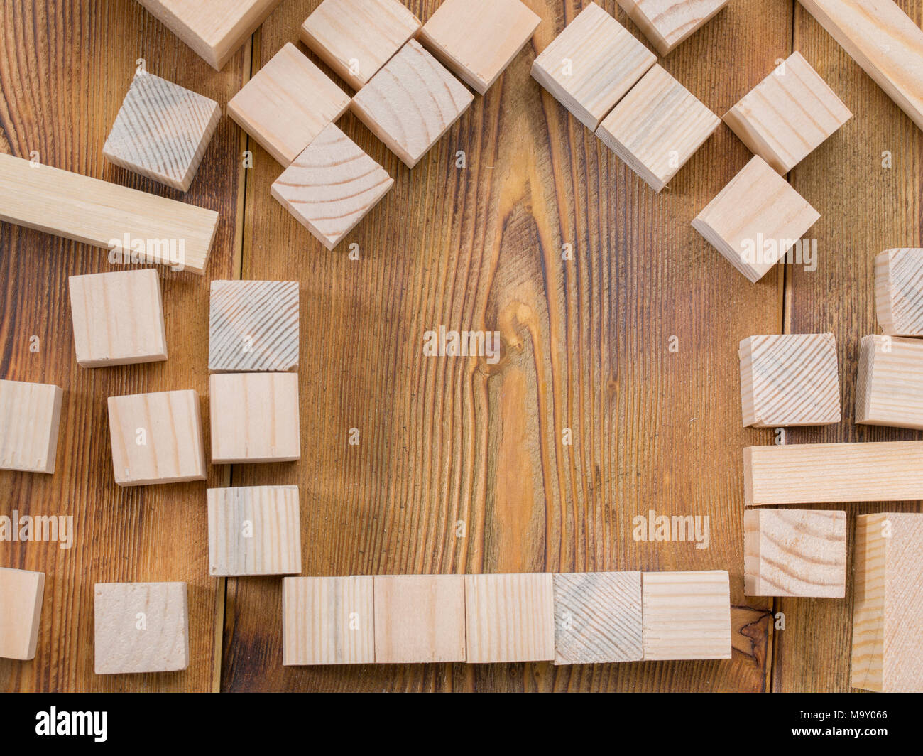 Cubi di legno sul tavolo foto concettuale Foto stock - Alamy