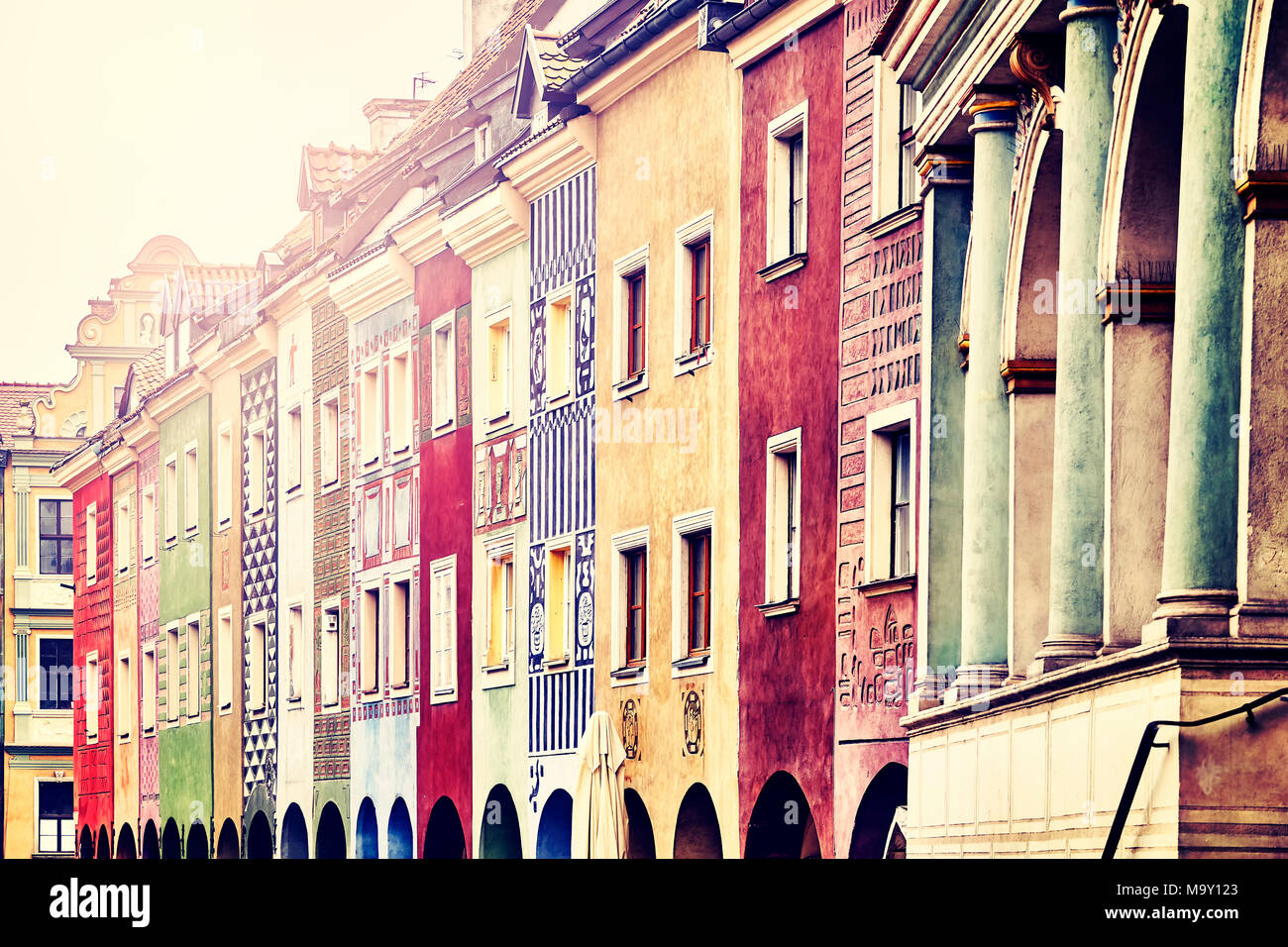 Case mercantili facciate in Poznan Old Market Square, dai toni di colore immagine, Polonia. Foto Stock