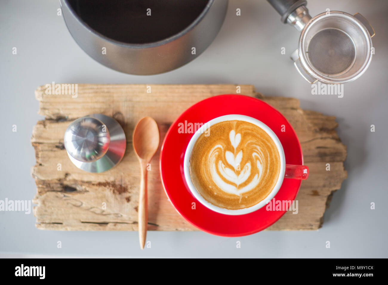 Latte art caffè con macchina per il caffè e accessori Foto Stock