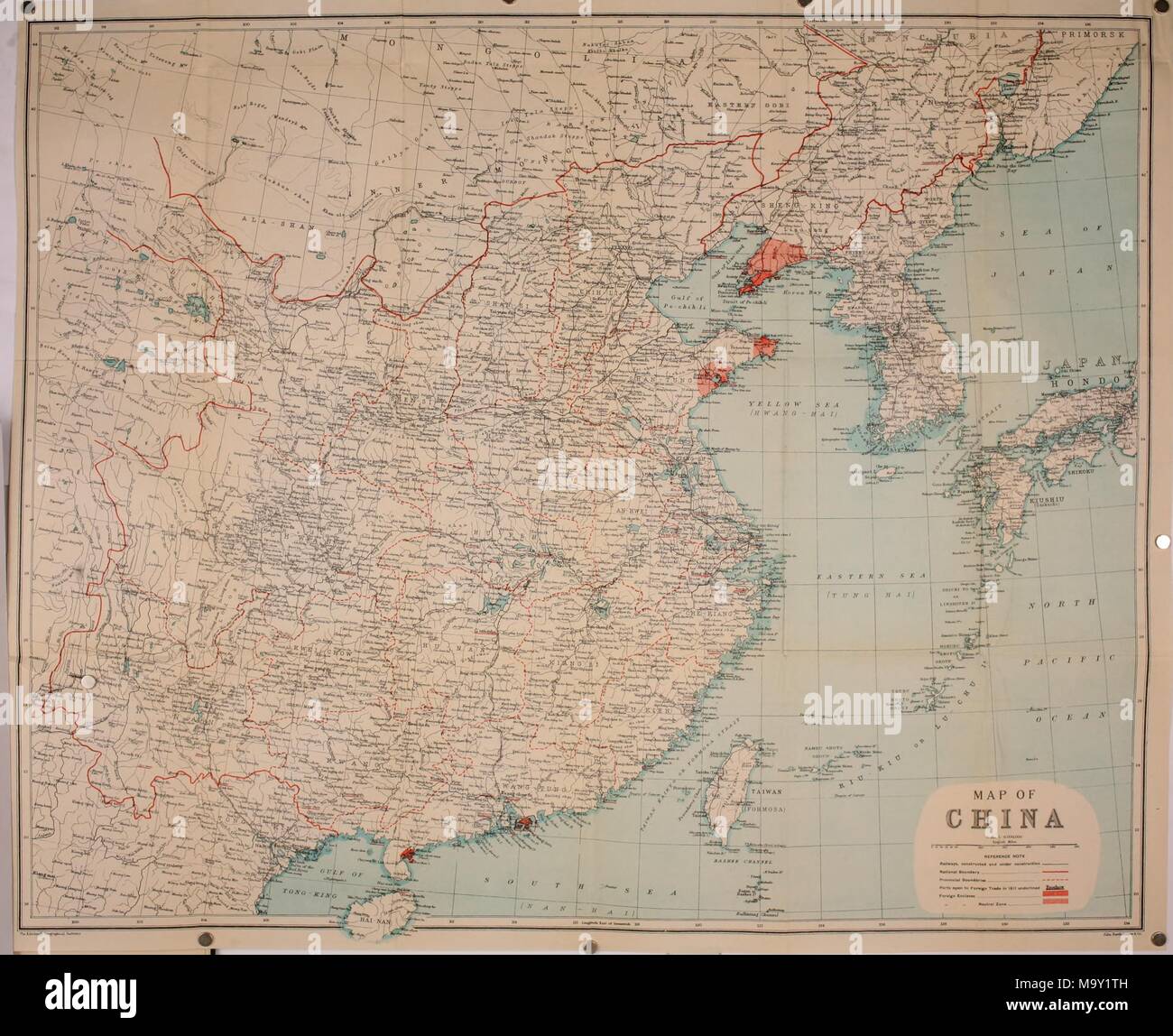 Mappa politica della Cina, a colori, con una scala e notazioni per indicare le ferrovie, nazionali e ai confini provinciali, porte aperte al commercio estero e enclavi straniere, dal volume "Le relazioni internazionali dell'Impero Cinese, ' scritti da Osea Ballou Morse, 1900. La cortesia Internet Archive. () Foto Stock
