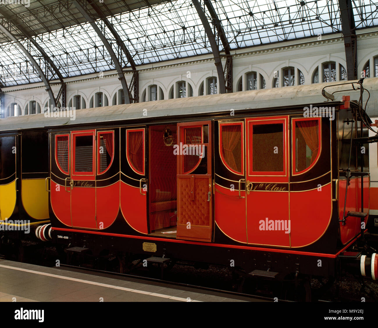 Stazione ferroviaria della linea breve da Barcellona a Mataro, 1848. Un carro di prima classe. Replica per la mostra "150 anni di ferrovia in Spagna" (1998-1999), tenuto in Francia stazione, Barcellona, in Catalogna, Spagna. Foto Stock