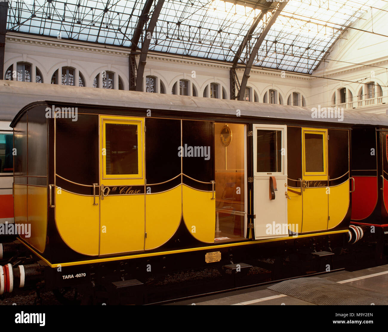 Stazione ferroviaria della linea breve da Barcellona a Mataro, 1848. Carro di seconda classe. Replica per la mostra "150 anni di ferrovia in Spagna" (1998-1999), tenuto in Francia stazione, Barcellona, in Catalogna, Spagna. Foto Stock