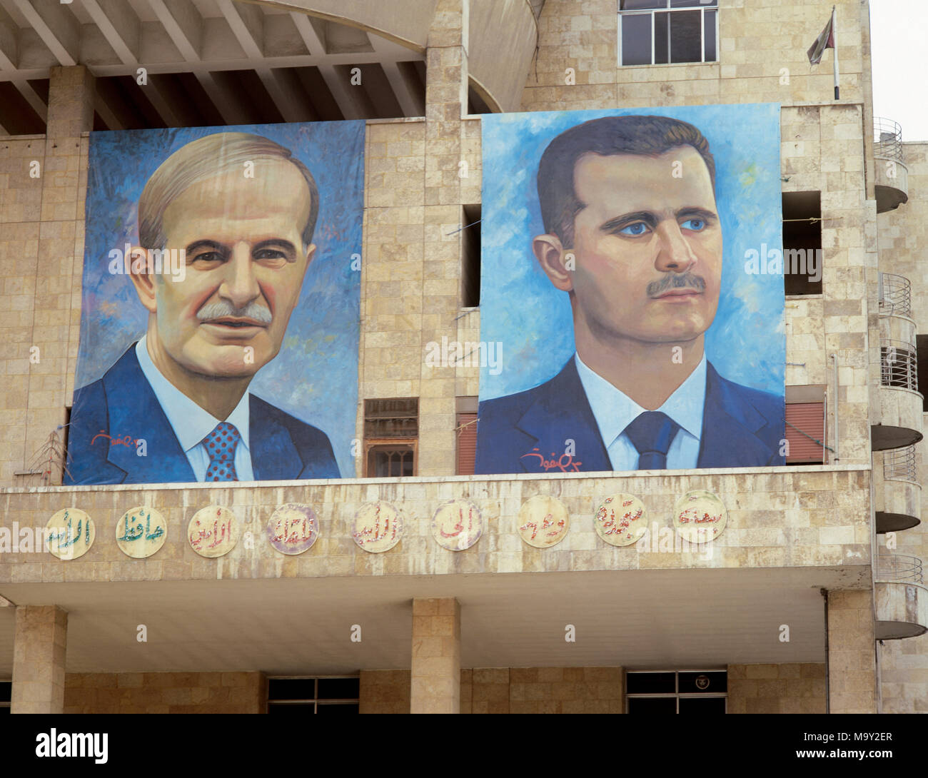 Presidenti di Siria. A sinistra: Hafez al-Asad (1930-2000), a destra: Basahr al-Assad (1965). Grandi ritratti. Il souk Hamidie. Damasco. Foto Ha preso prima della guerra civile. Foto Stock
