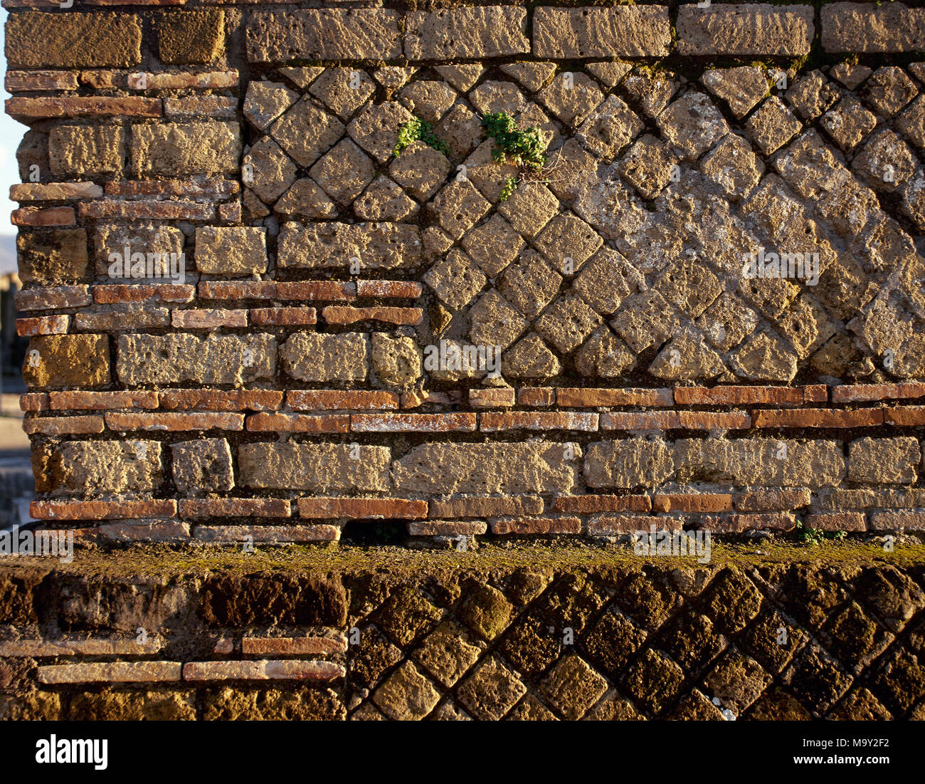 Parete di un romano antico edificio di epoca. Dettaglio. Pompei, Campania, Italia. Foto Stock