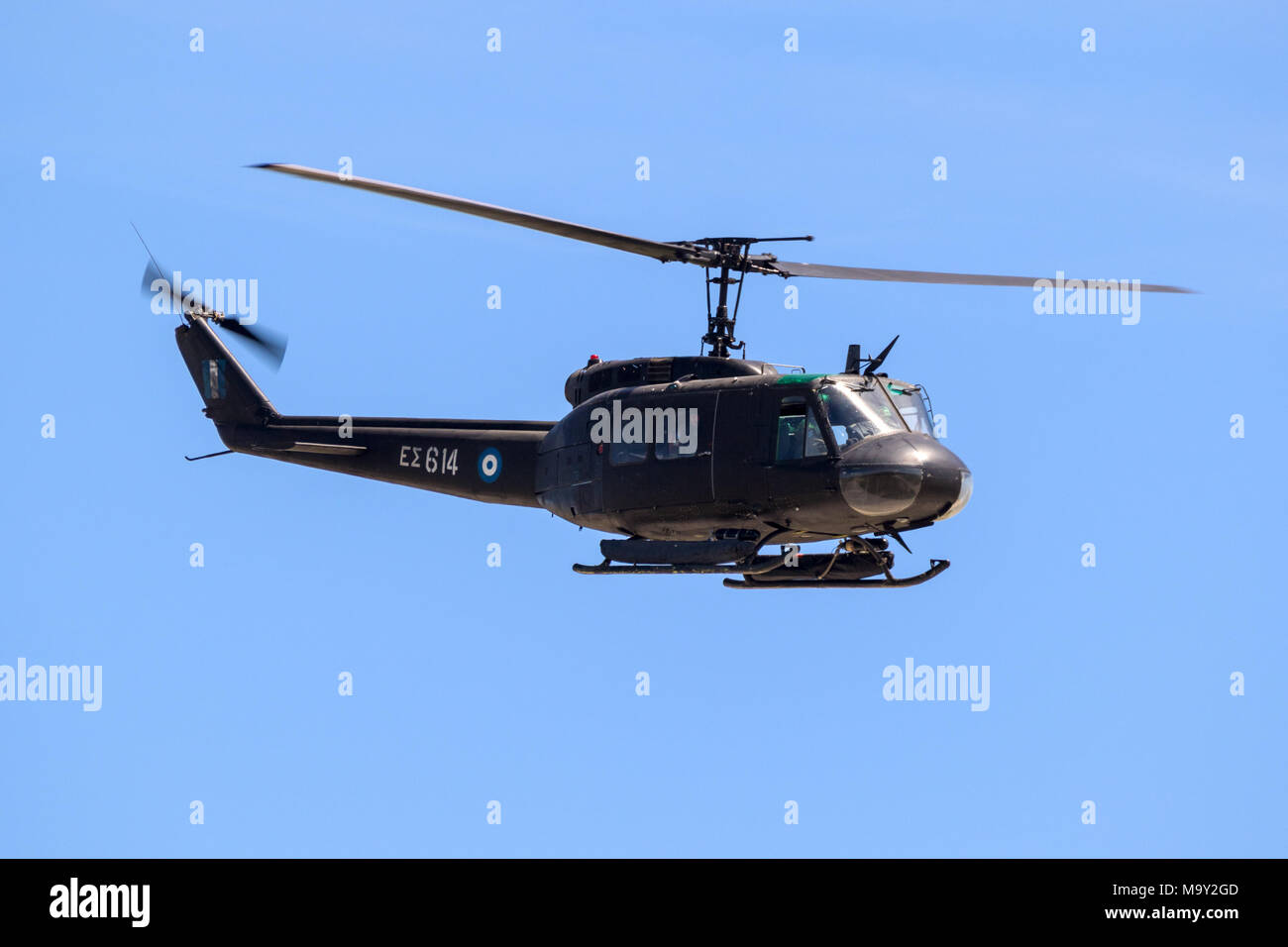LARISSA, Grecia - 4 Maggio 2017: Esercito ellenica Bell UH-1H Huey elicotteri in volo Foto Stock