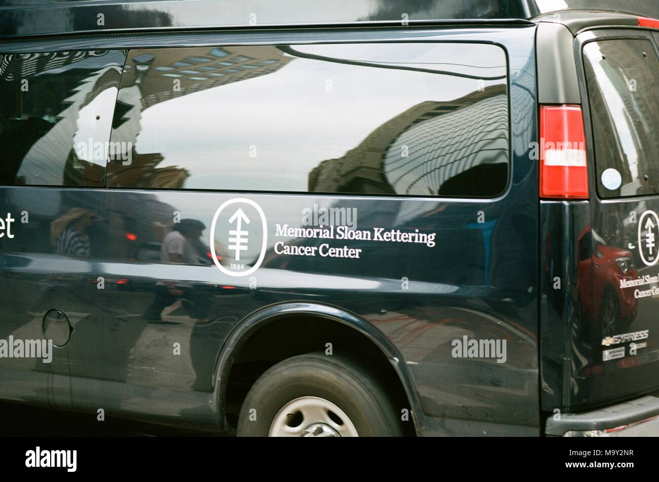 Close-up di veicolo con logo per il Memorial Sloan Kettering Cancer Center, tra i migliori ospedali di cancro in tutto il mondo, sulla Upper East Side di Manhattan, New York, New York, 1943. () Foto Stock