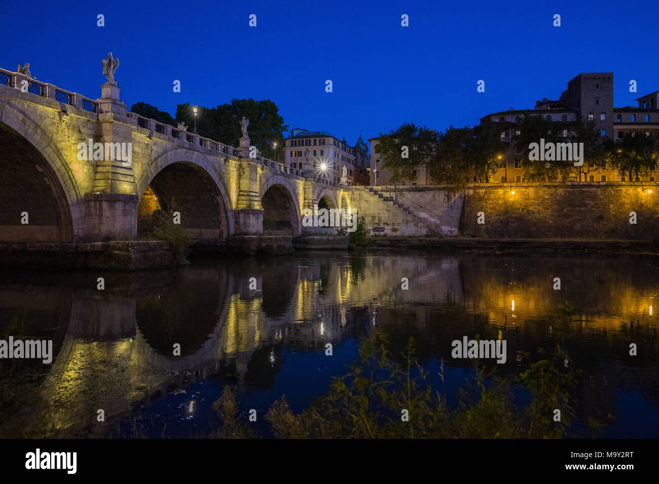 Ponte di Angeli in Roma di notte Foto Stock