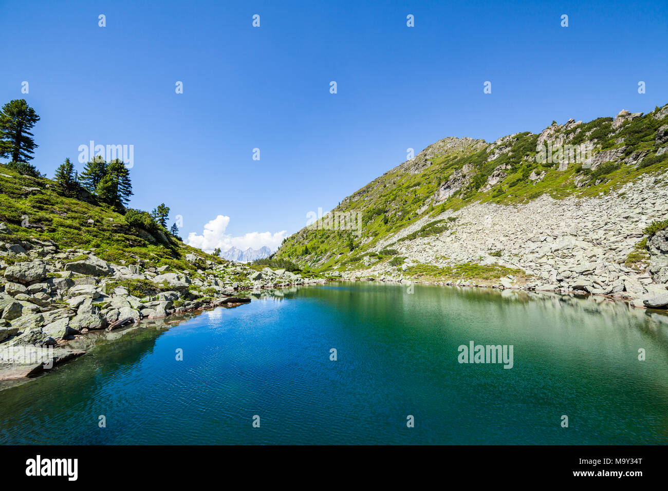 - Lago Obersee tra montagne e Rippetegg Schober e distante la gamma della montagna Dachstein in Austria Foto Stock