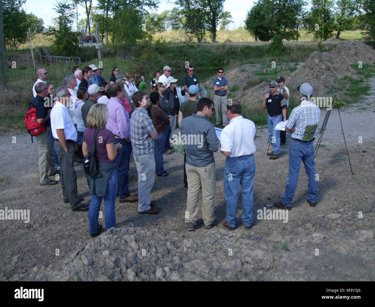 Russ Terry, direttore dei programmi di conservazione da anatre un numero illimitato di indirizzi dei partecipanti della guarigione nelle nostre acque Tour su agosto 26, 2010 a Shiawassee National Wildlife Refuge suolo umido unità 7. Foto Stock