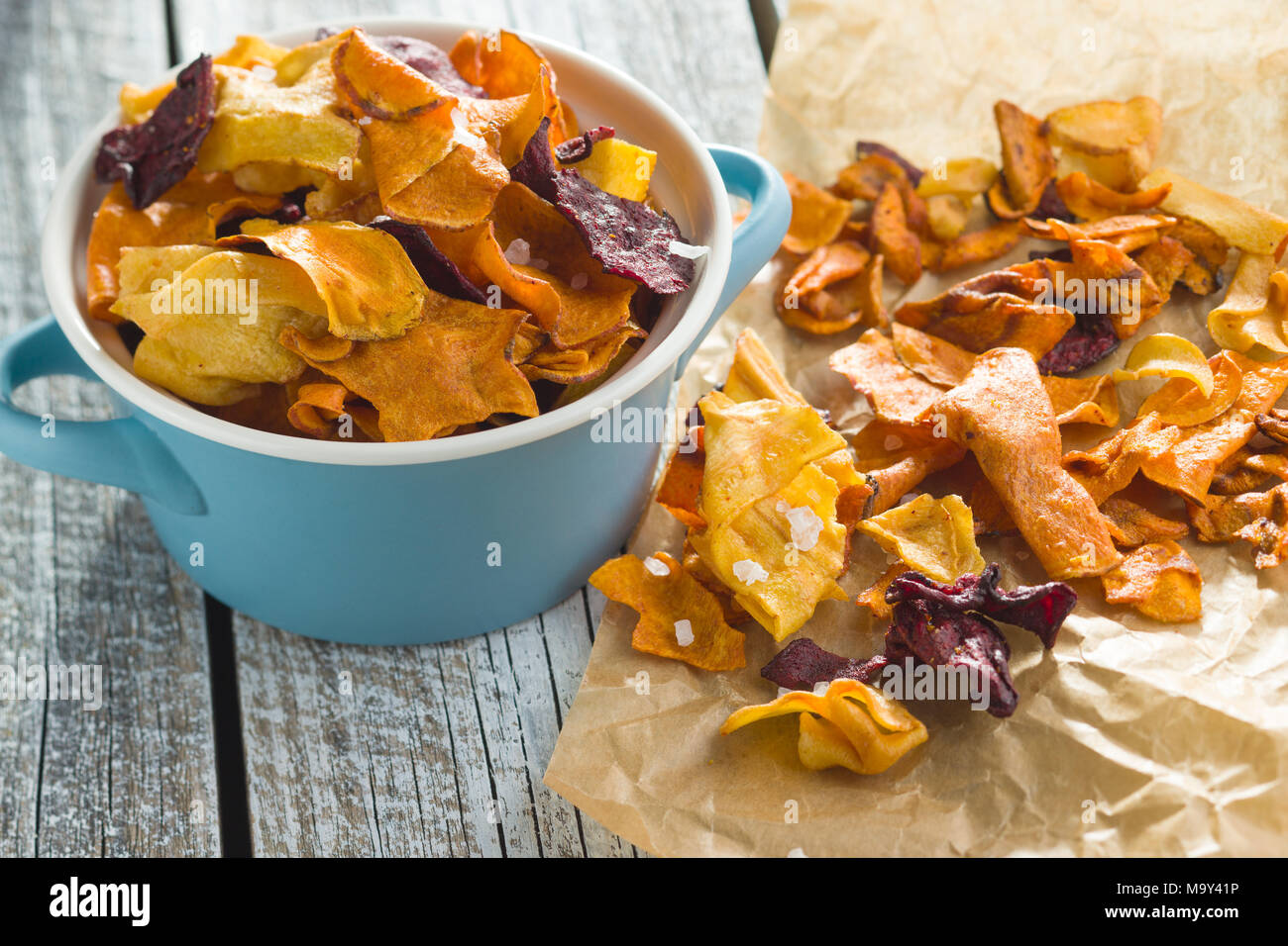 Fritto misto di chip di vegetali in pentola. Foto Stock