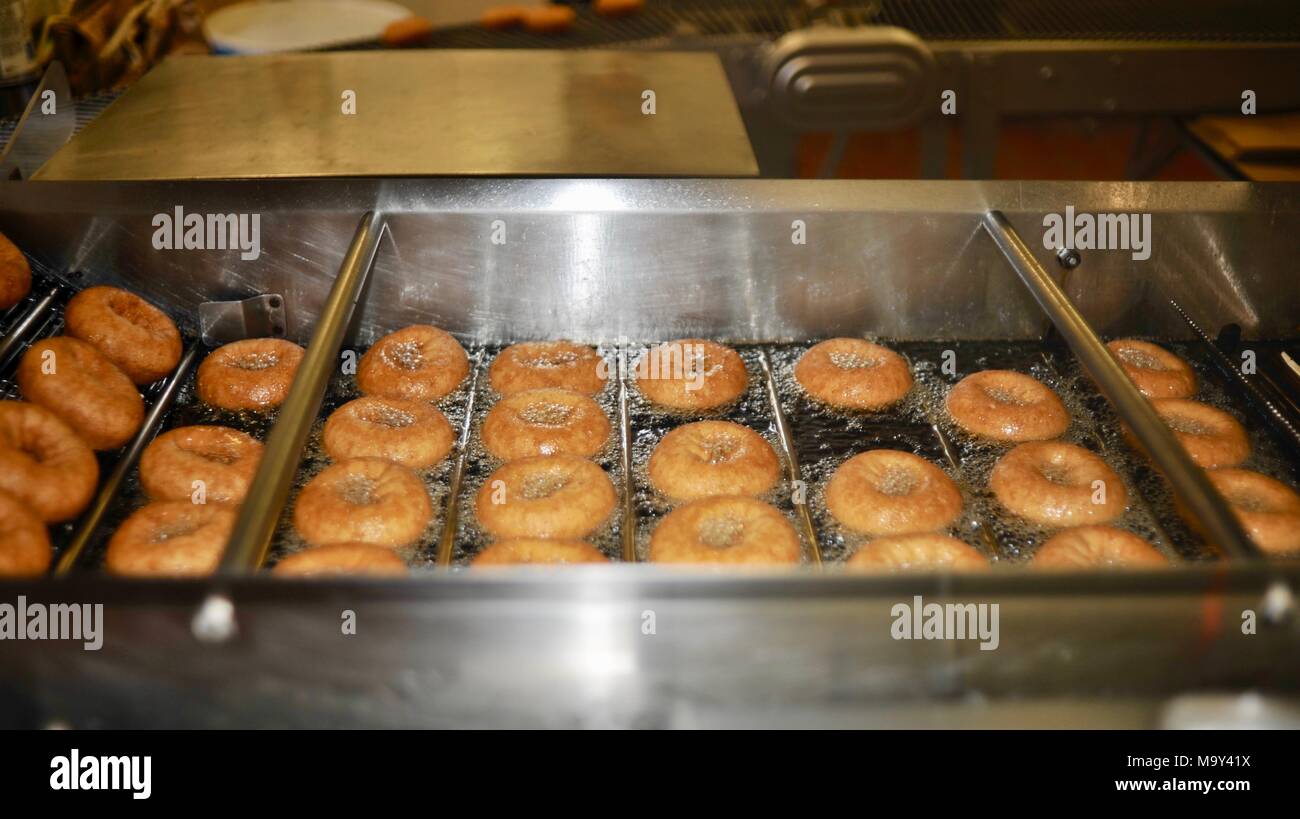 Caldo e fresco il sidro di mele fritte ciambelle preparate presso la storica 1837 Franklin Cider Mill, Bloomfield Hills, Michigan, Stati Uniti d'America. Foto Stock