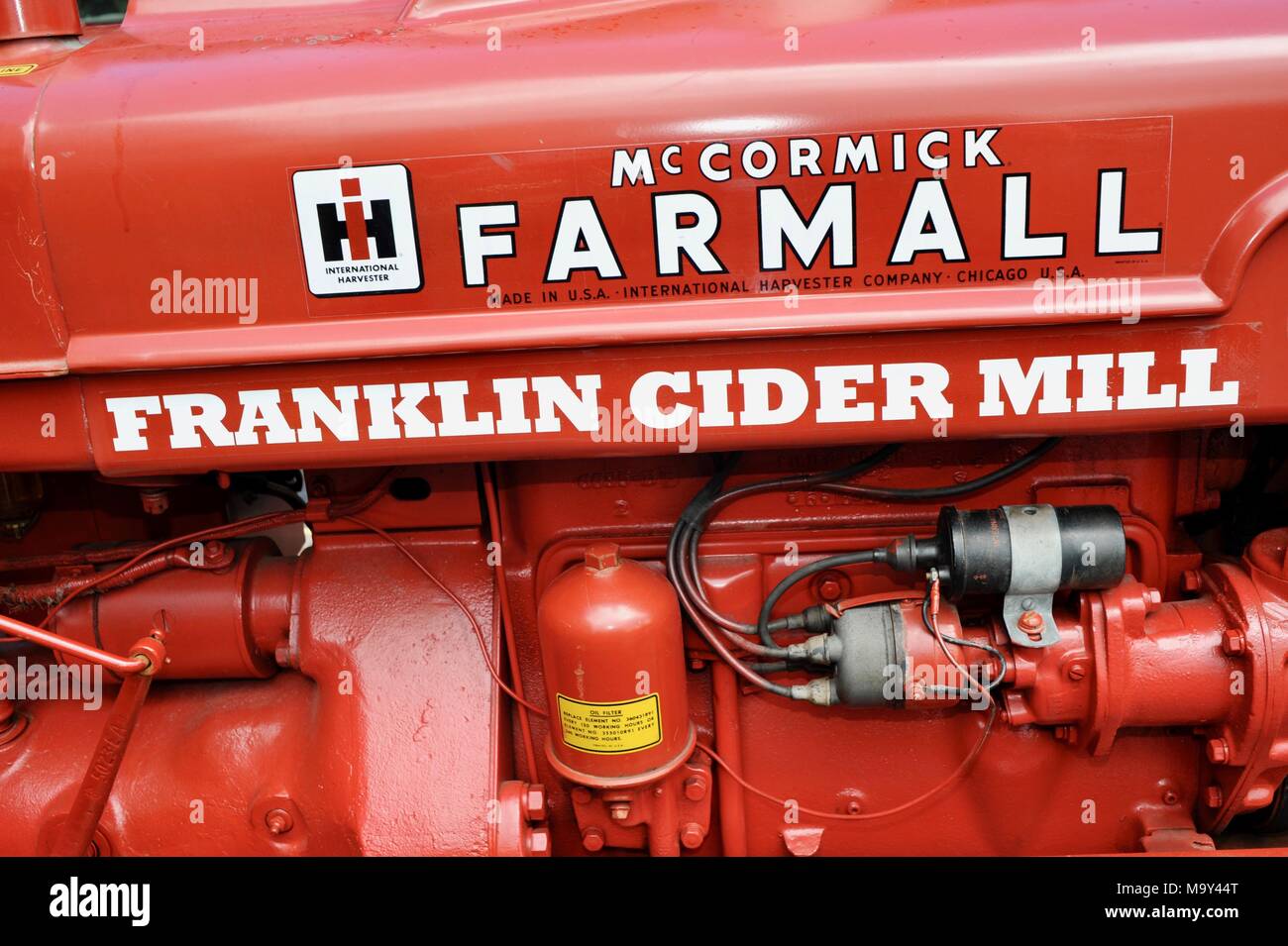 Red McCormick Farmall il trattore con il nome scritto sul lato di portata storica 1837 Franklin Cider Mill, Bloomfield Hills, Michigan, Stati Uniti d'America. Foto Stock