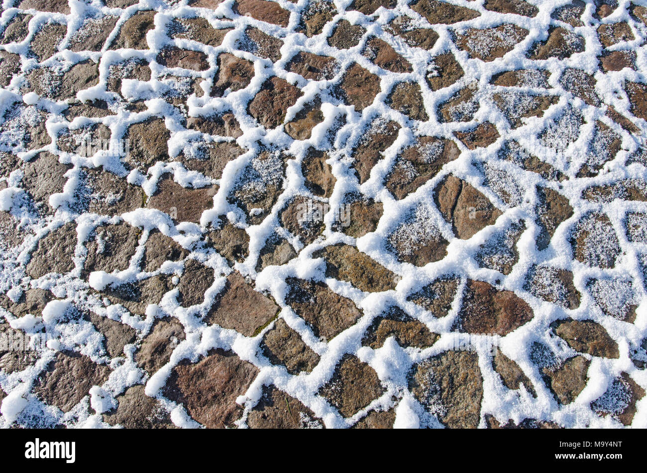 Pavimentazione di pietra lo sfondo con configurazione di neve in inverno Foto Stock