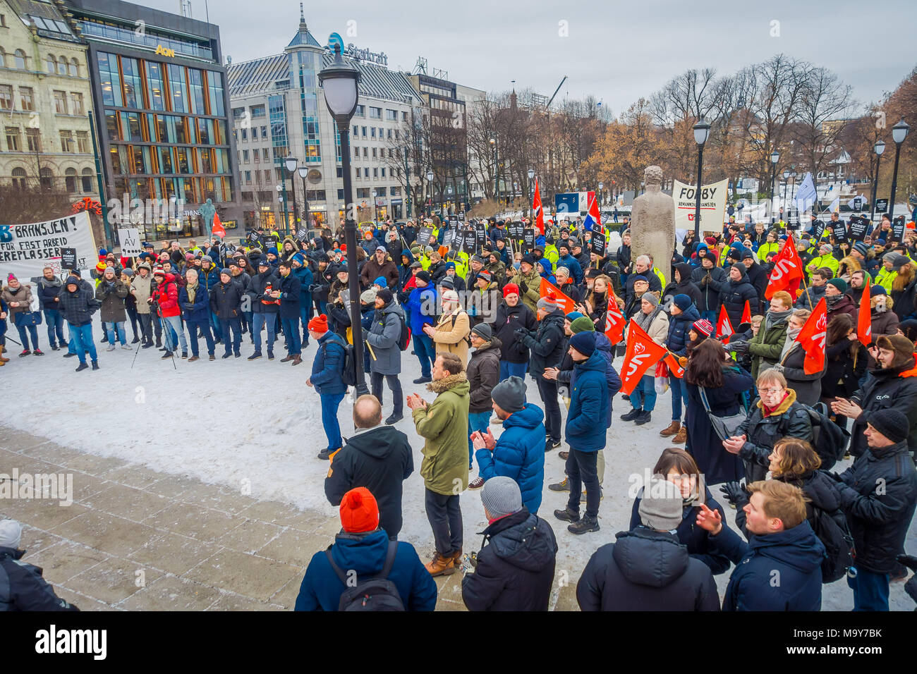 OSLO, Norvegia - marzo, 26, 2018: veduta esterna di persone non identificate a livello locale protesta di fronte al parlamento norvegese, edificio Stortinget Foto Stock