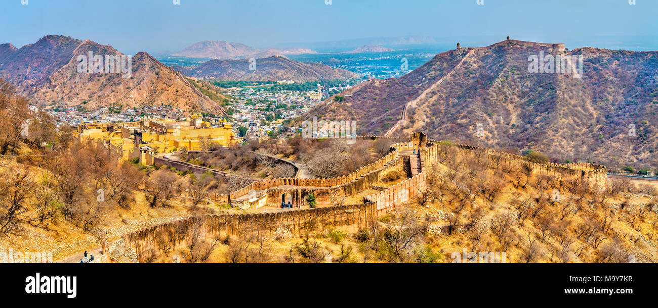 Vista di Amer città con il Fort. Una grande attrazione turistica a Jaipur - Rajasthan, India Foto Stock