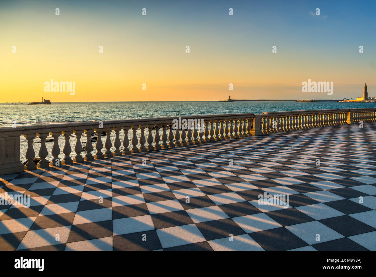 Mascagni Terrazza terrazza belvedere il lungomare e il porto di entrata al tramonto. Livorno Toscana Italia Europa. Foto Stock