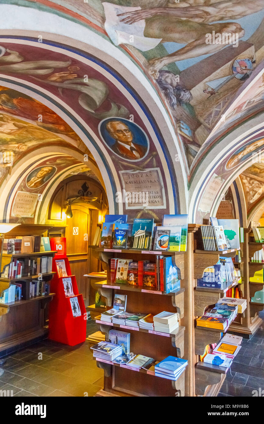 Libreria Littera, Università di Vilnius, nel cuore della città vecchia di Vilnius, Lituania con soffitti dipinti da Antanas Kmieliauskas Foto Stock