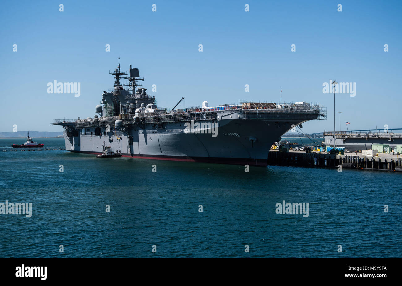 180327-N-LI768-1264 SAN DIEGO (27 marzo 2018) l'assalto anfibio nave USS Makin Island (LHD 8) appoggia pier-lato alla Base Navale di San Diego dopo un termine di 7 mesi a secco periodo di dock al General Dynamics National la siderurgia e la costruzione navale Company (NASSCO). Makin Island, home-ported a San Diego, sta conducendo un deposito di manutenzione di livello di disponibilità. (U.S. Foto di Marina di Massa lo specialista di comunicazione 2a classe Devin M. Langer) Foto Stock