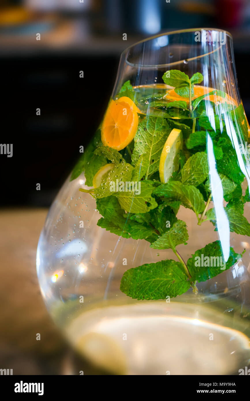 Deliziosa sana natura esotica bevanda rinfrescante con le foglie di menta e fette di limone in un decanter di vetro hanno un meraviglioso sapore e un leggero aroma di min Foto Stock